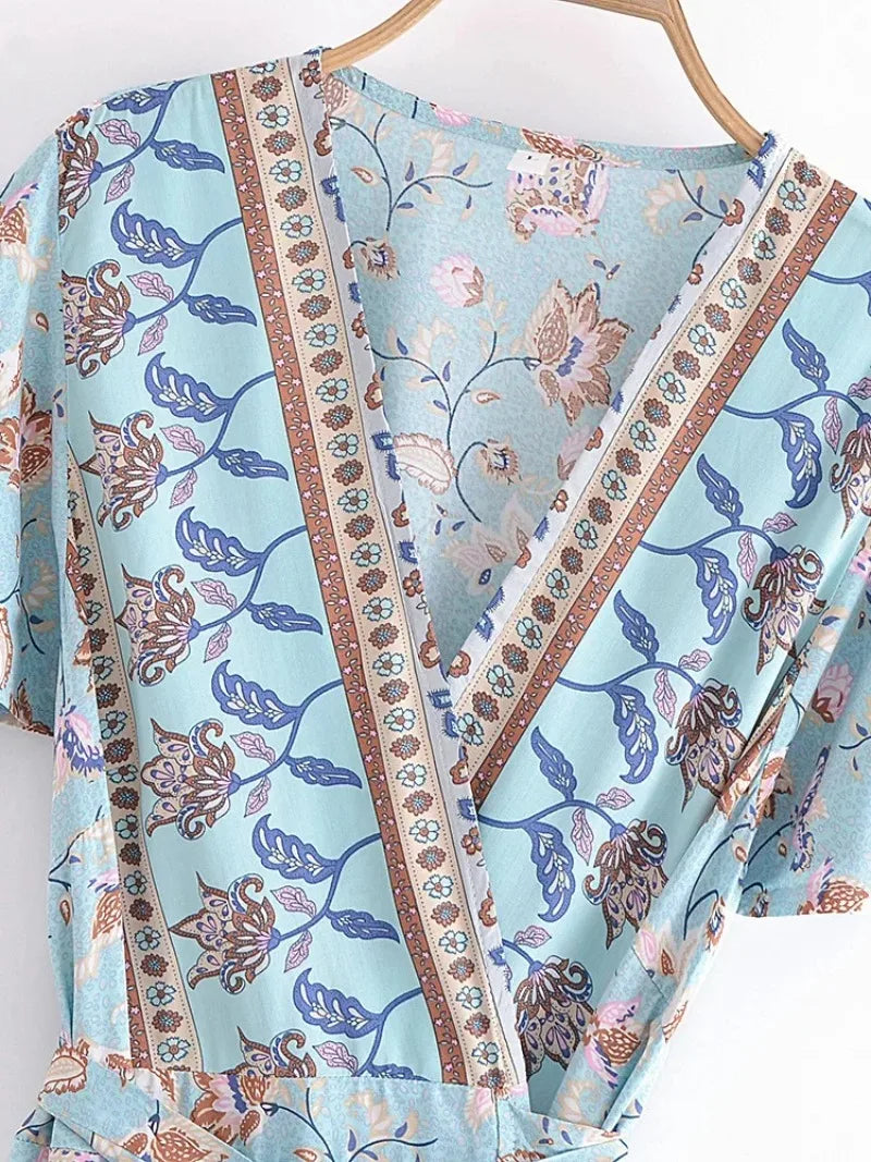 Robe Plage Bohème HAPI en tissu Rayonne Modal, haut croisé et taille haute, motif floral en bleu et marron.