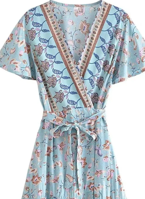 Robe Plage Bohème HAPI, robe légère à enfiler avec motif floral, haut croisé, taille haute et ceinture assortie.