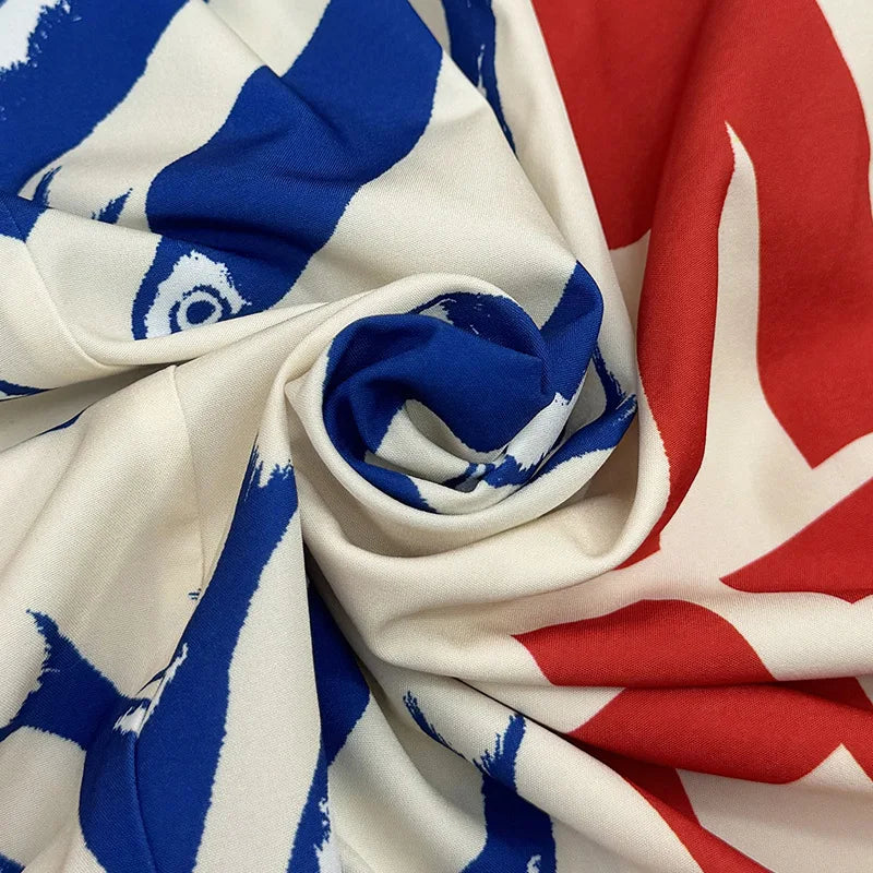 Robe de Plage en polyester avec motif coloré bleu, blanc et rouge, tissu doux et ample | SuzzaneMarket