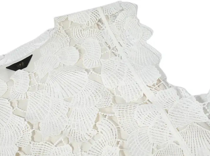 Détail de la dentelle florale blanche sur le haut d'une robe, créateur LYAO. |SuzzaneMarket