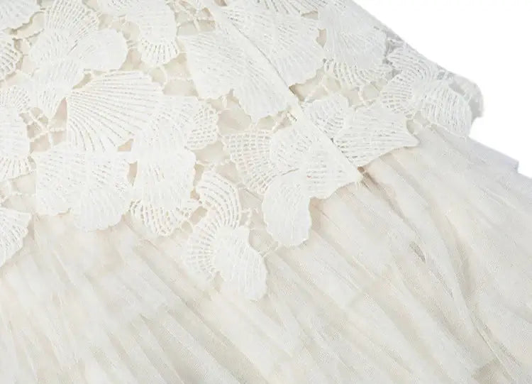 Détail d'une robe créateur en dentelle coquillage et jupe plissée transparente. Romantique et élégante |SuzzaneMarket