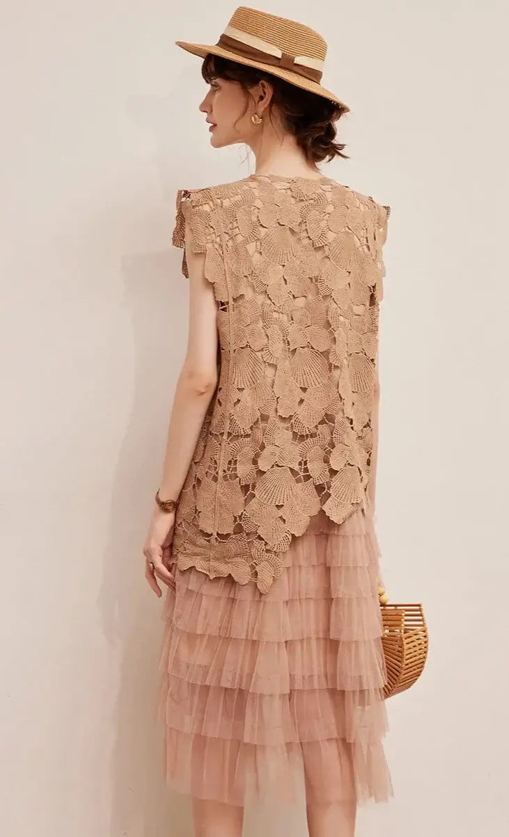 Robe de créateur en dentelle nude avec jupe plissée transparente. Modèle sans manches à enfiler.|SuzzaneMarket