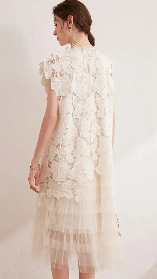 Robe Romantique en dentelle et transparence plissée, style créateur, sans manches, disponible sur SuzzaneMarket.