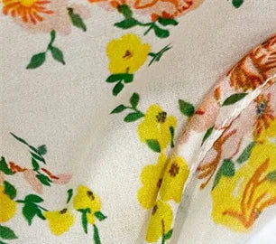 Détail du tissu en voile de coton imprimé avec motifs floraux vifs. Idéal pour une robe légère. |SuzzaneMarket