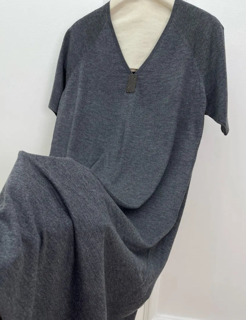 Robe en tricot fin, mélange laine et soie, col en V et broderie, manches courtes, coupe fluide | SuzzaneMarket