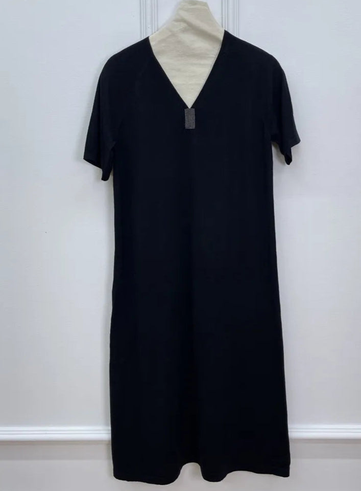 Robe en tricot fin unie noire, col en V et manches courtes, parfaite pour un look élégant | SuzzaneMarket.