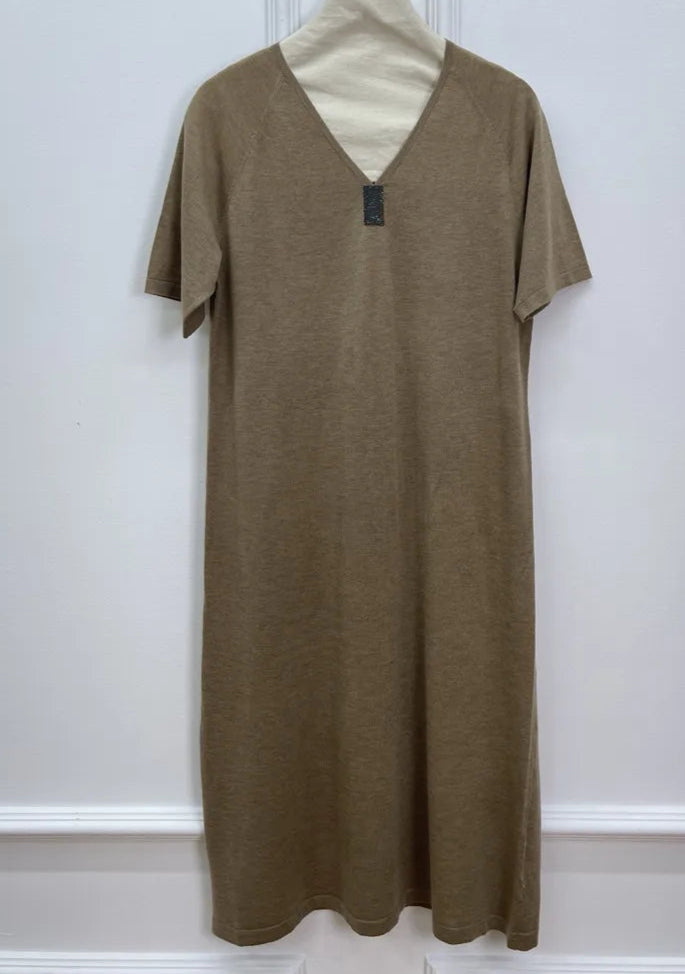 Robe en tricot fin couleur camel, col en V, manches courtes, coupe fluide | SuzzaneMarket