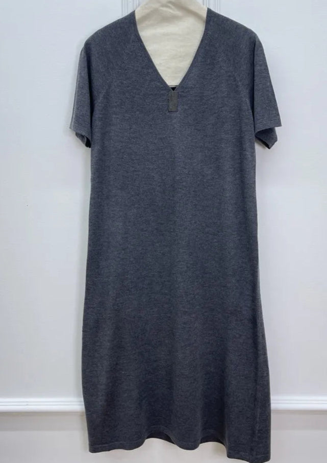 Robe en tricot fin gris, col en V, manches courtes, coupe droite et fluide | SuzzaneMarket