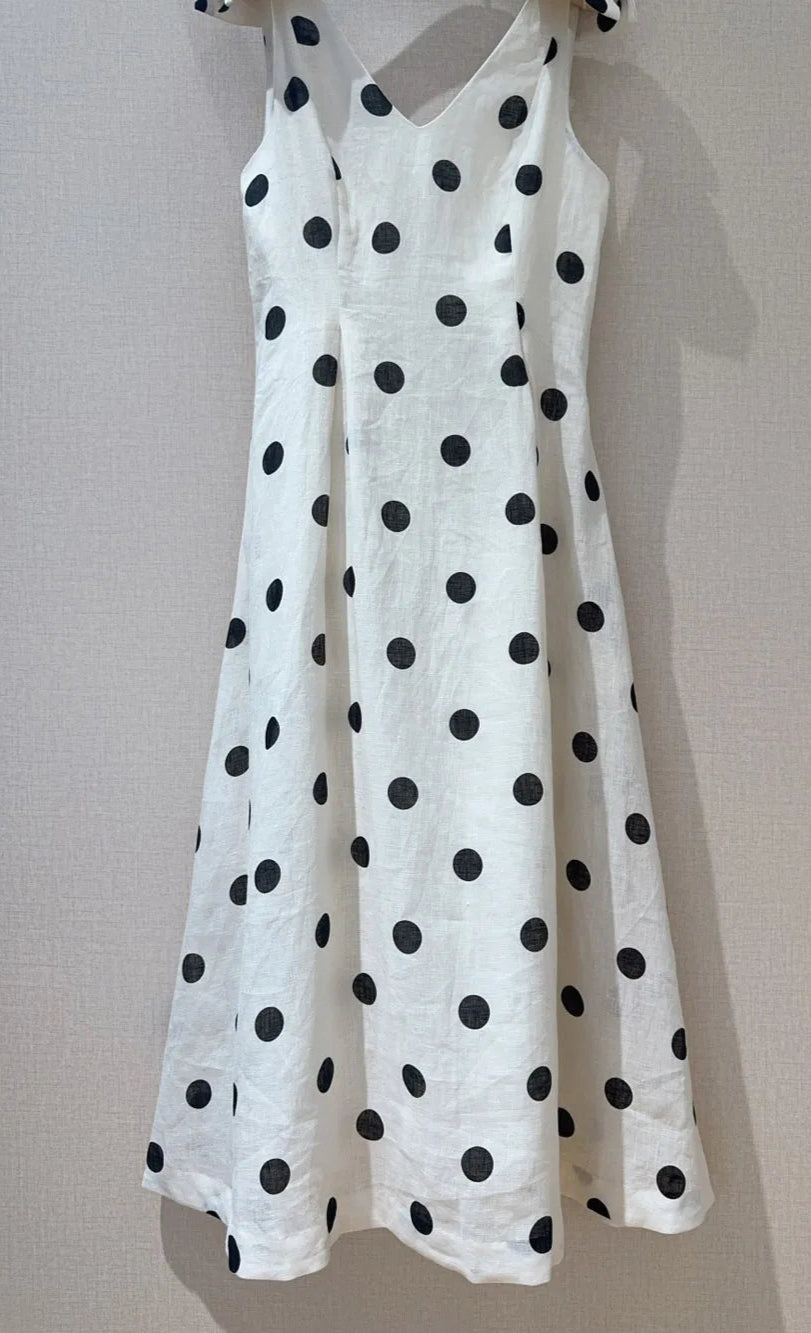 Robe à bretelles nouées en lin blanc à pois noirs, coupe évasée, longueur midi | SuzzaneMarket