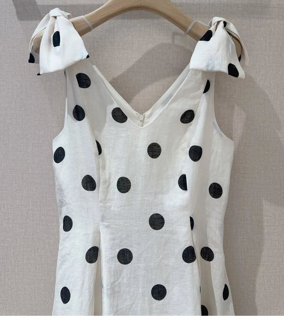Robe Lin Bretelles à pois noirs en 100% lin, évasée avec encolure V, bretelles nouées, longueur midi | SuzzaneMarket.