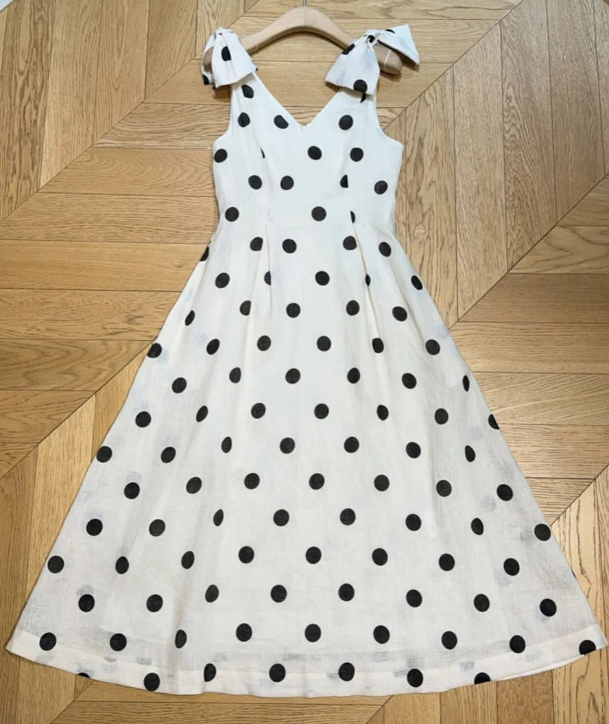 Robe à bretelles nouées en lin blanc à pois noirs, encolure V, longueur midi | SuzzaneMarket.