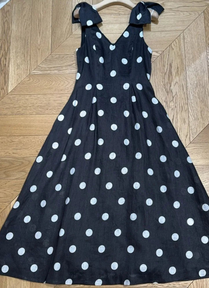 Robe à bretelles nouées en lin noir à pois blancs, coupe évasée et encolure V | SuzzaneMarket