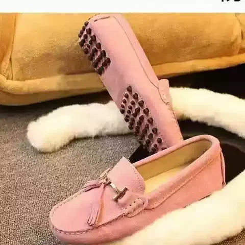 Loafers en cuir suède rose avec décoration pompons et semelle picots caoutchouc | SuzzaneMarket