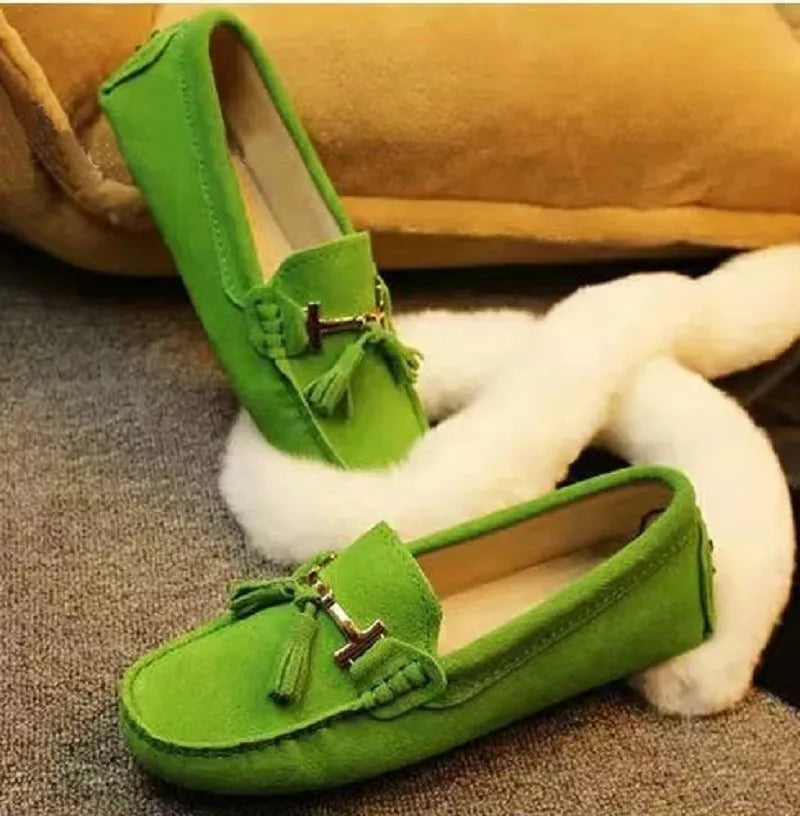Loafers en cuir suède vert avec pompons et boucle dorée - Confortables et souples | SuzzaneMarket