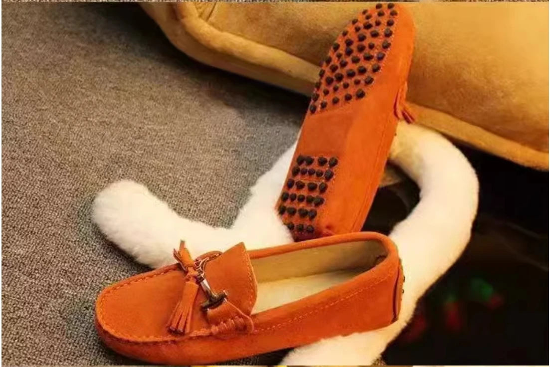 Loafers en cuir suède orange avec décoration pompons, semelle intérieure confort et picots en caoutchouc | SuzzaneMarket