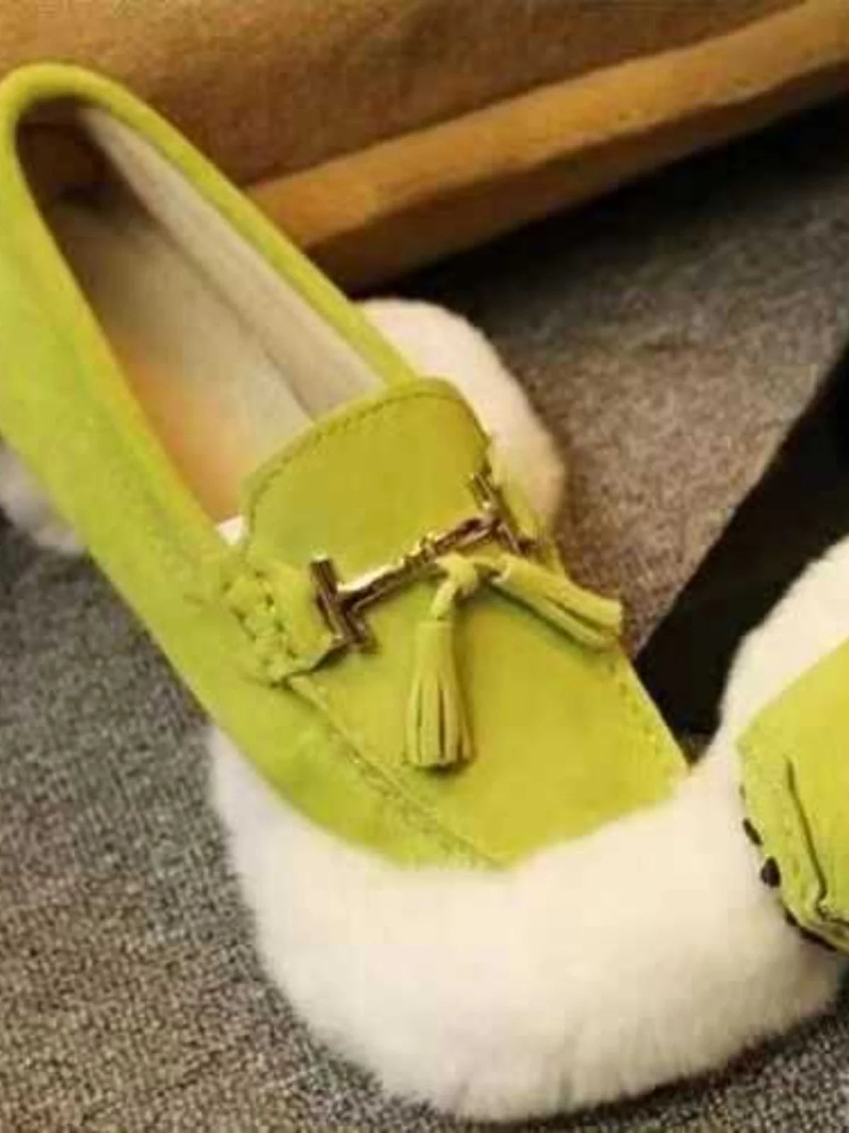 Loafers en cuir suède vert avec pompons et boucle dorée, confort textile, idéale pour un style chic |SuzzaneMarket