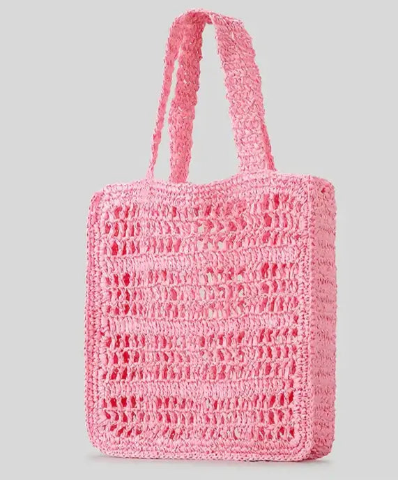 Grand tressé sac en paille rose ouvert, parfait pour la plage ou les courses. Disponible en trois couleurs.