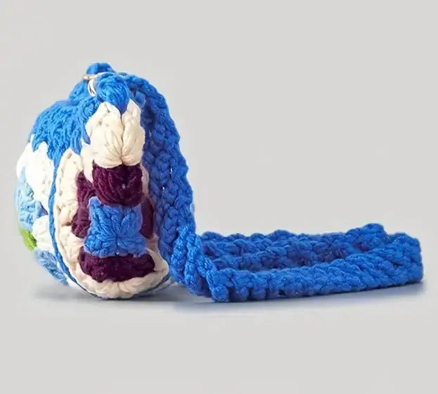 Bandoulière Banane Crochet - YLLS - Petit sac banane en laine tressée au crochet, couleur bleue et motifs colorés.