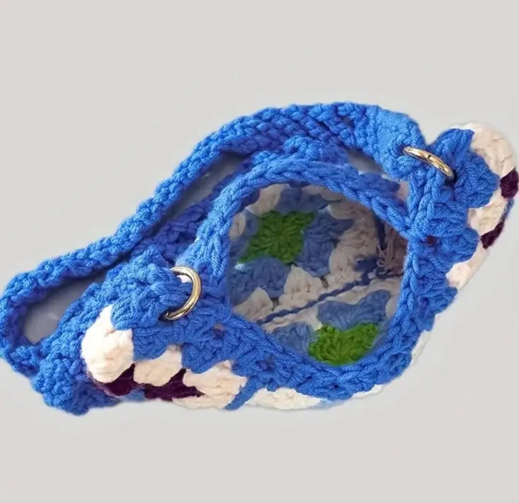 Bandoulière Banane Crochet - YLLS - petit sac en laine tressée, ouvert, sans doublure, vue de dessus avec anses bleues.
