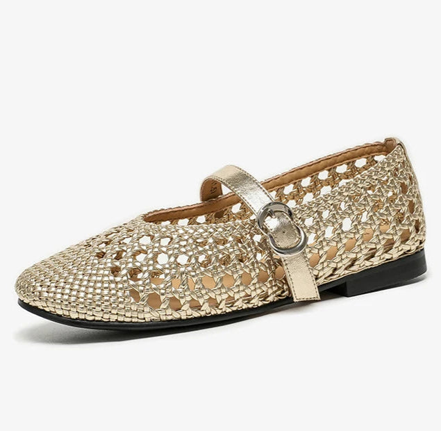 Mary Janes Cuir Soirée in woven leather with a glossy strap and buckle closure | SuzzaneMarket
