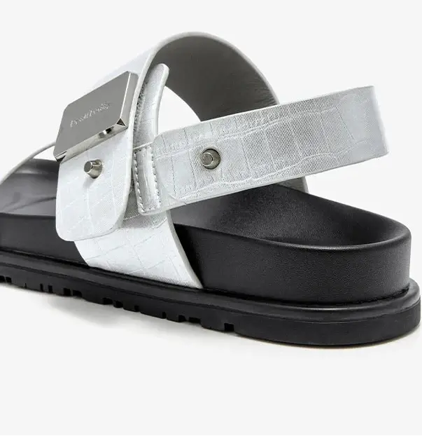 Sandales Gladiator en cuir frappé, blanche, avec large bride et semelle noire | SuzzaneMarket