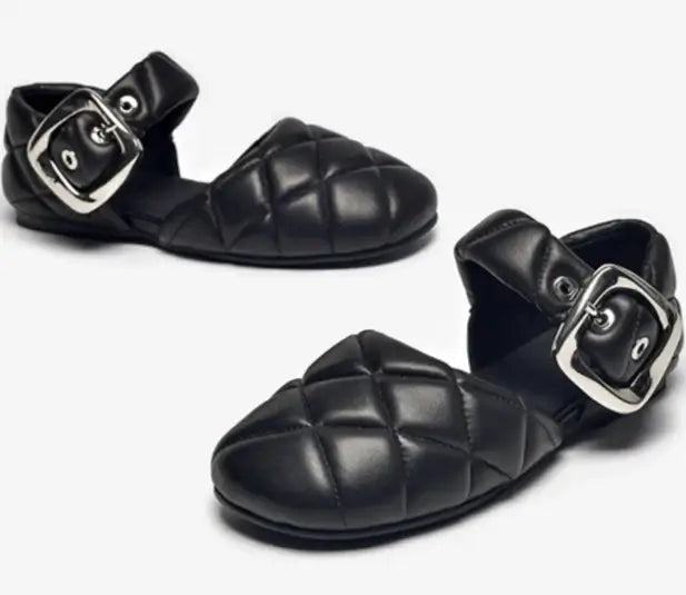Sandales Cuir Matelassé MELY en noir, design bout rond, effets matelassés, large bride avec boucle. |SuzzaneMarket