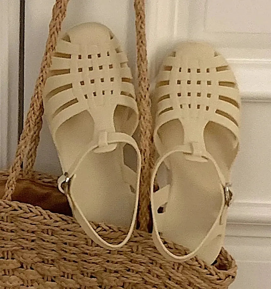 Méduses Caoutchouc Mat beiges, sandales confortables avec semelle moulée et boucle, 4 couleurs disponibles | SuzzaneMarket