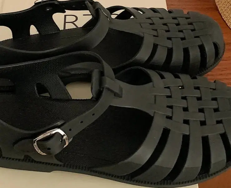 Méduses en caoutchouc mat noires, sandales confortables avec attache boucle | SuzzaneMarket
