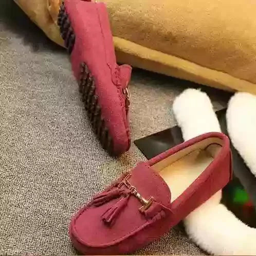 Loafers en cuir suède rouge avec décoration pompons et semelle en caoutchouc | SuzzaneMarket