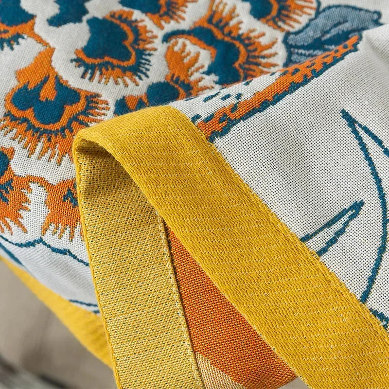 Détail de la serviette de plage SANDI, coton peigné, avec une bordure jaune, imprimé coloré | SuzzaneMarket