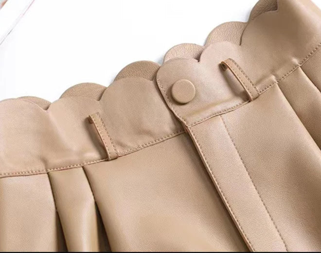 Short en cuir pleine peau avec détail de ceinture festonnée - THIBA - 3 couleurs |SuzzaneMarket