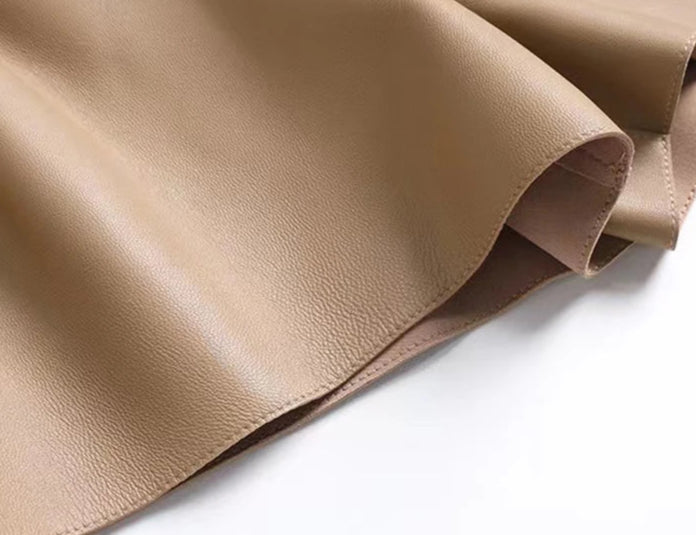 Cuir d'agneau pleine peau beige pour short, présentant une texture de haute qualité |SuzzaneMarket