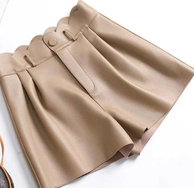 Short en cuir d'agneau pleine peau couleur beige avec ceinture festonnée | SuzzaneMarket