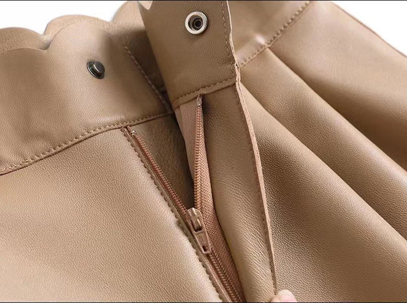 Close-up of the zipper and scalloped detail on the Short Cuir Pleine Peau - THIBA in beige | SuzzaneMarket