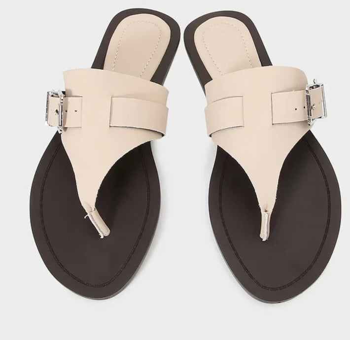 Tongs Souples Chics TIRIS avec bride décorative en cuir synthétique et semelle lisse | SuzzaneMarket