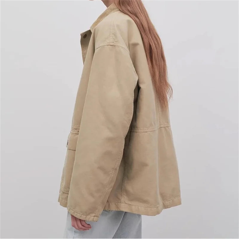 Trench court in thick cotton fabric, featuring wind-resistant design and velvet collar. Available at SuzzaneMarket.