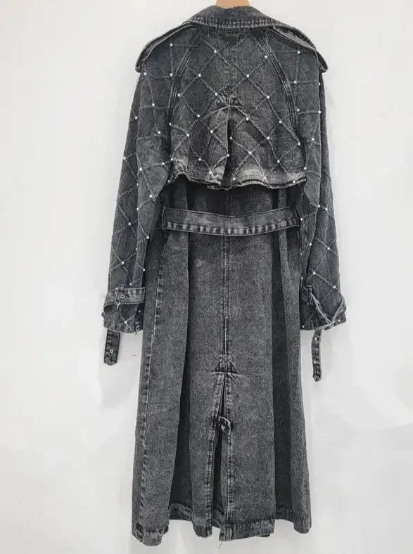 Trench long en jeans gris délavé avec broderies, ceinture nouée, et boutonnage simple | SuzzaneMarket
