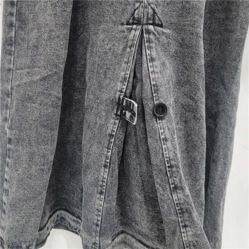 Détails des trench jeans gris délavé avec broderies et bouton à l'arrière | SuzzaneMarket
