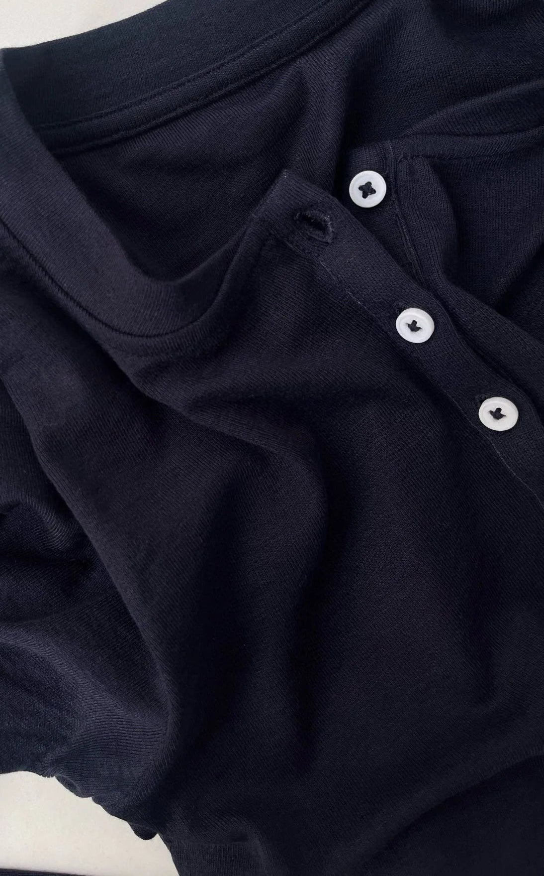 Noir T-shirt en jersey avec col tunisien et petits boutons | SuzzaneMarket