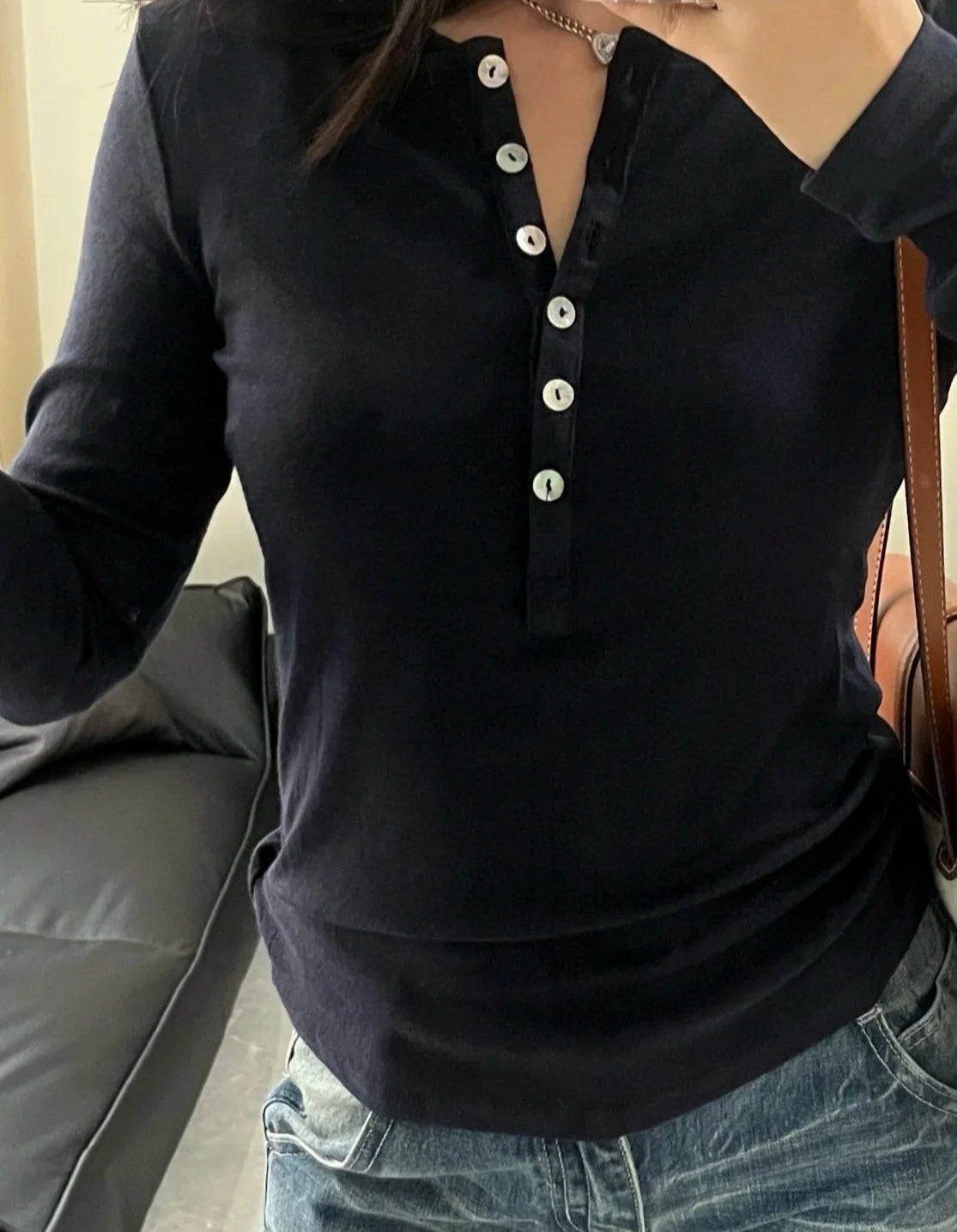T-shirt Jersey Laine Spandex, manches longues, col tunisien avec boutons, coupe ajustée, couleur noir | SuzzaneMarket.