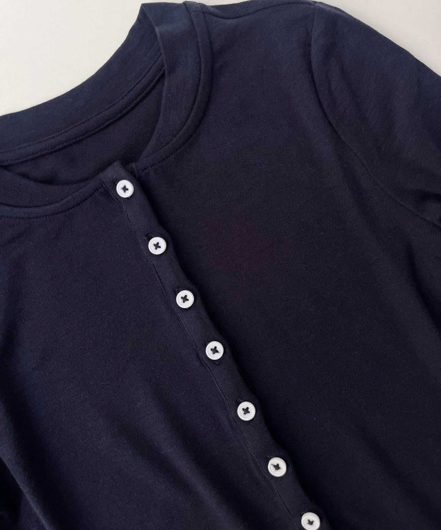 T-shirt Jersey Laine Spandex avec col tunisien et boutons, couleur noire | SuzzaneMarket