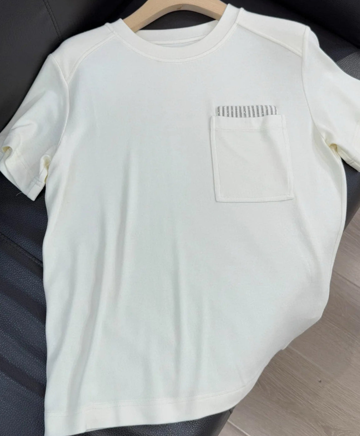 T-shirt doux en jersey avec poche brodée, col rond et manches courtes, disponible dans 3 couleurs | SuzzaneMarket