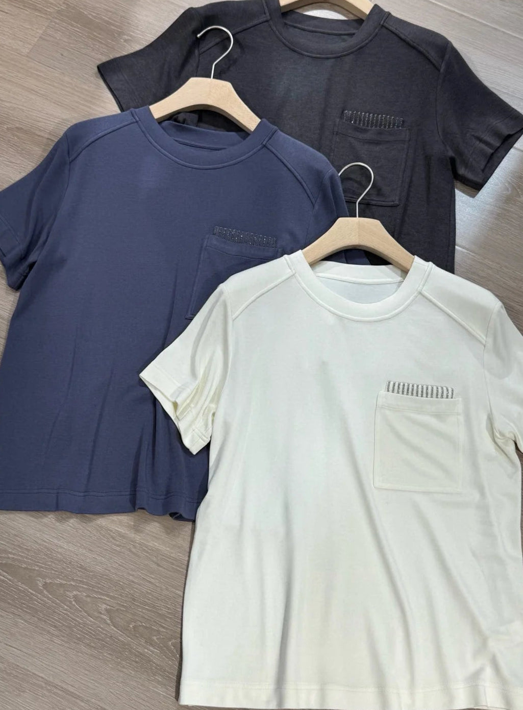 T-shirt Matière Douce en 3 couleurs: noir, bleu marine et blanc, avec broderie de poche | SuzzaneMarket