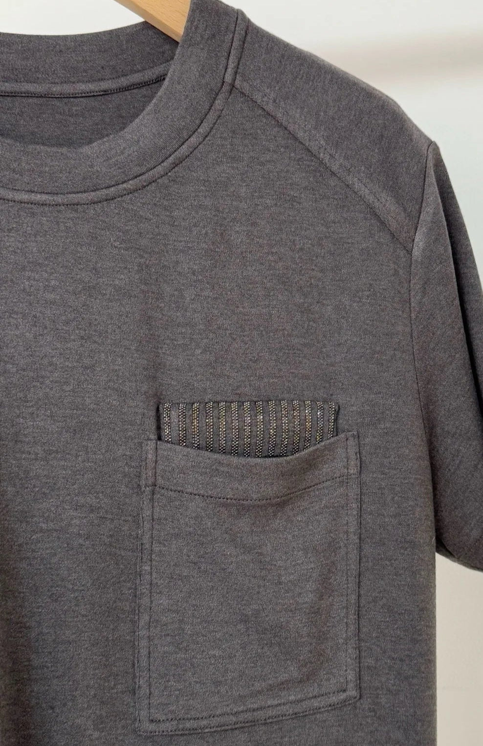 T-shirt Matière Douce en jersey gris avec détail de broderie de poche | SuzzaneMarket