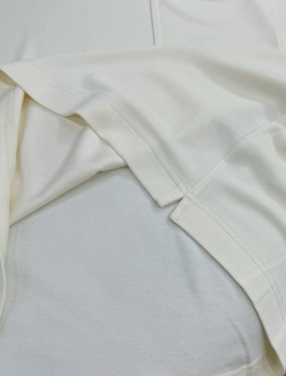T-shirt Matière Douce en jersey mélange Modal et cachemire, détail broderie de poche, couleur crème | SuzzaneMarket
