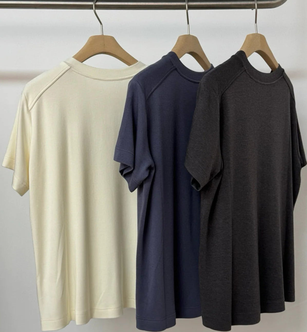 T-shirt Matière Douce en trois couleurs, col rond, manches courtes, coupe regular | SuzzaneMarket