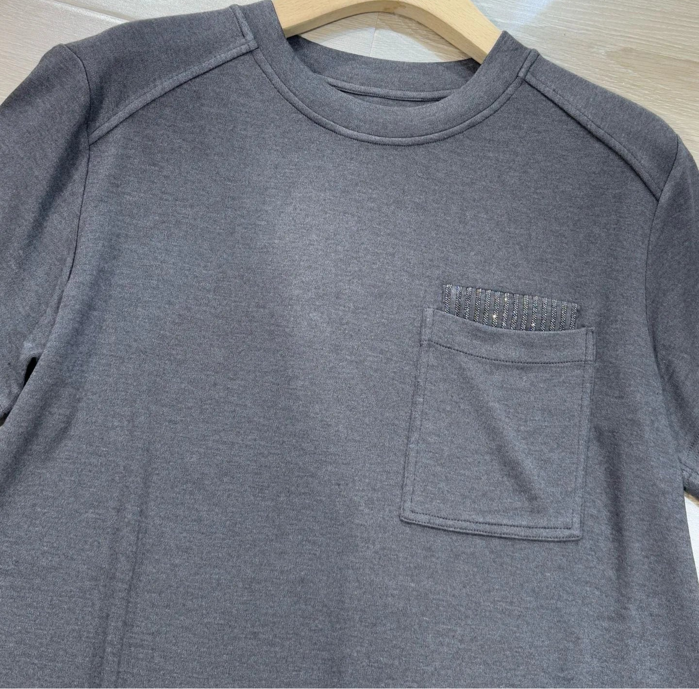 T-shirt Matière Douce SWET en jersey gris avec poche brodée | SuzzaneMarket