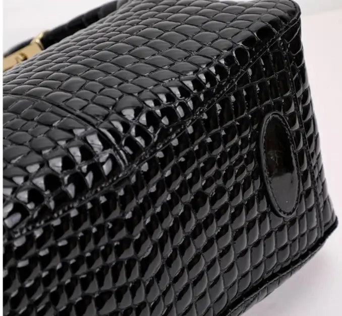 Sac Tote Cuir Croco -ATHA- Noir en cuir pleine peau avec impression crocodile, détails élégants SuzzaneMarket.