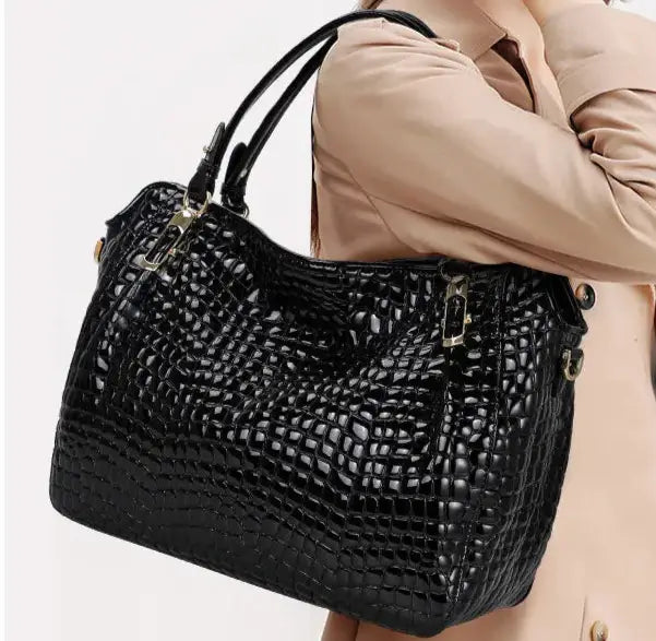 Sac Tote Cuir Croco -ATHA- Noir, grand cabas en cuir pleine peau, impression crocodile, par SuzzaneMarket.