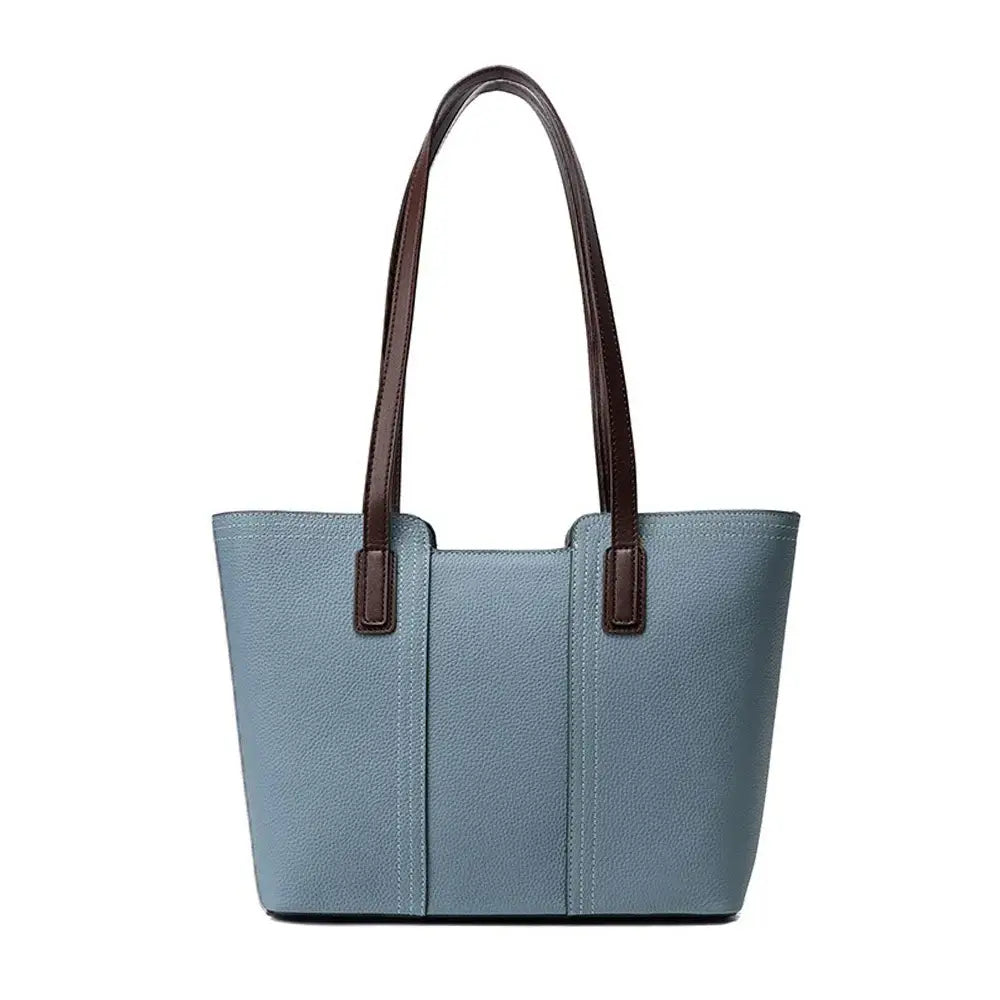 Grand sac tote souple en cuir grainé bleu, avec double anse longue et poches intérieures, fermeture zipper.